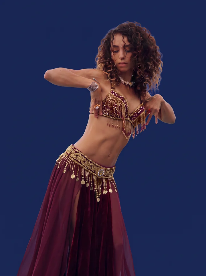Sihu, danza oriental con vestuario rojo y dorado