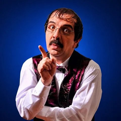 Gustavo Munguía como Paul Yester, actor y comediante